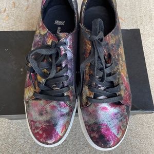NIB GORGEOUS Kenneth Cole floral sneakers